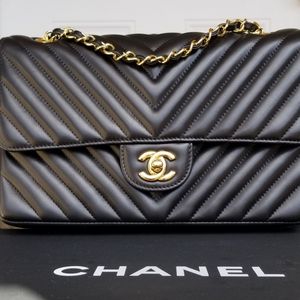 ❤SOLD❤Chanel chevron bag black GHW